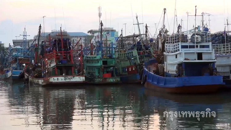 คลื่นลมแรงเรือประมงเดือดร้อน งดออกทะเล