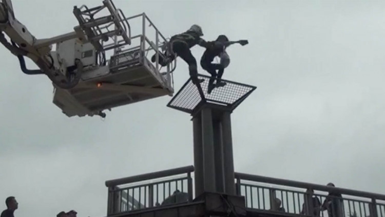 นาทีชีวิต! ดับเพลิงจีนคว้าตัวหญิงกระโดดสะพาน