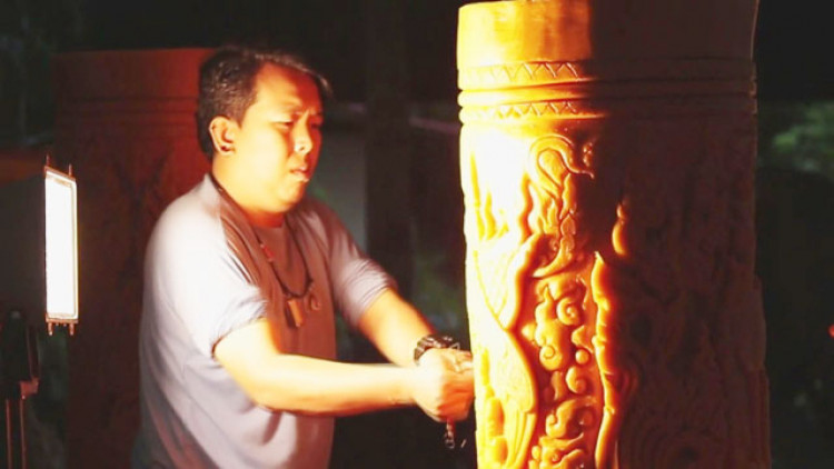 โคราชช่างแกะสลักเทียน เร่งแกะเทียนพรรษาอย่างสวยงาม