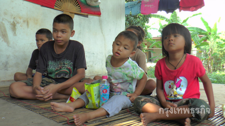 เด็กชาย13ปี ดูแลน้อง4คนเพียงลำพัง แม่ไปตัดอ้อยต่างจังหวัด