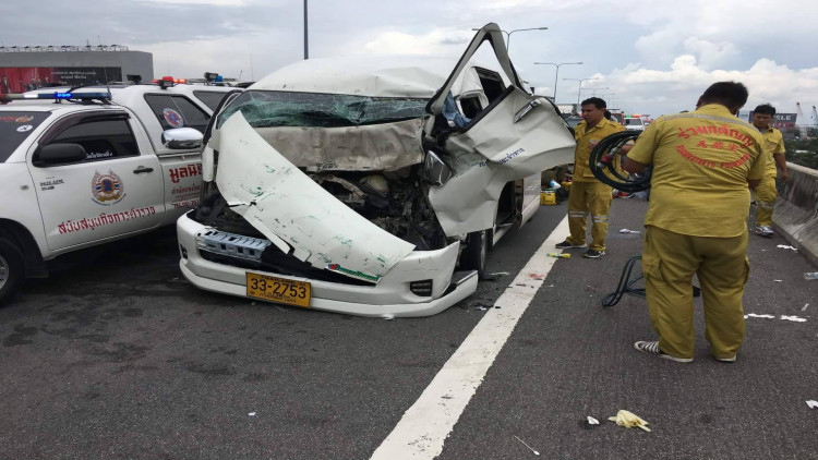 รถตู้ชนสิบล้อบนด่วนบูรพาวิถี เจ็บ9ราย