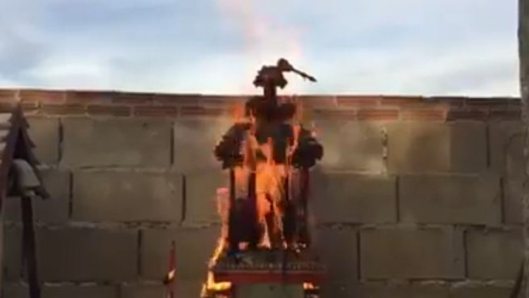 งานศพแมวสุดที่รัก จัดเต็ม ‘เมรุ-โลง-พลุ’(คลิป) 