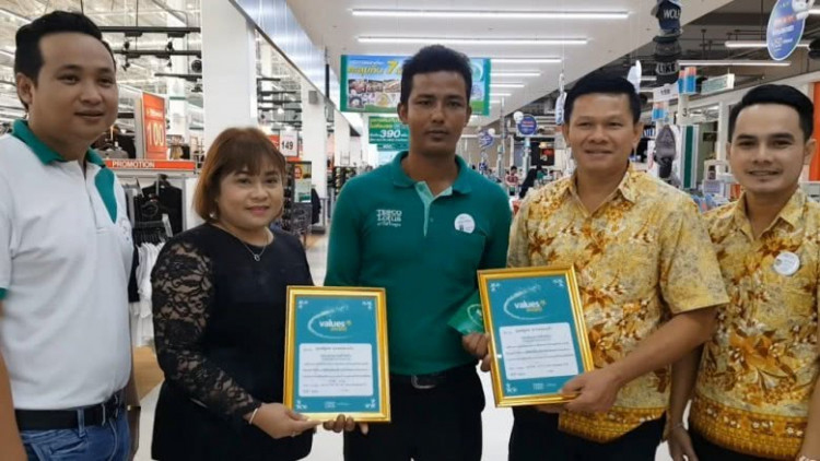 เชิดชูหนุ่มเก็บรถเข็นโลตัสเก็บเงิน2ล้านคืนลูกค้า