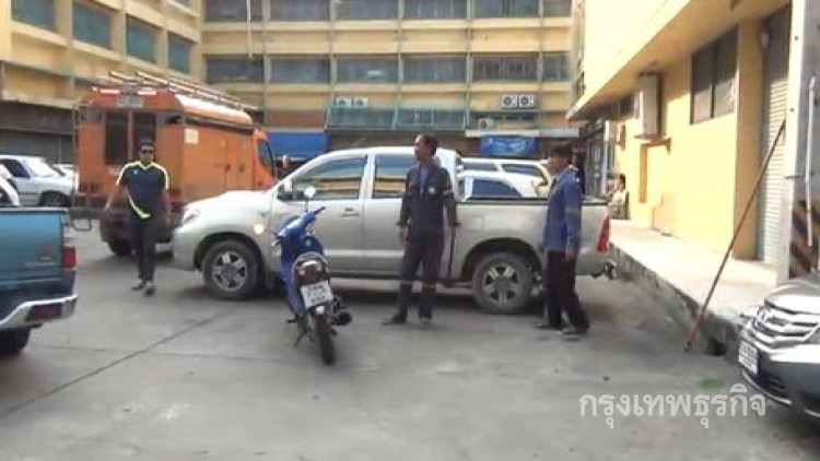 วุ่นสนามสอบก.พ. ตัดสัญญาณโทรศัพท์ ทำชาวบ้านกดรีโมทรถไม่ได้ 