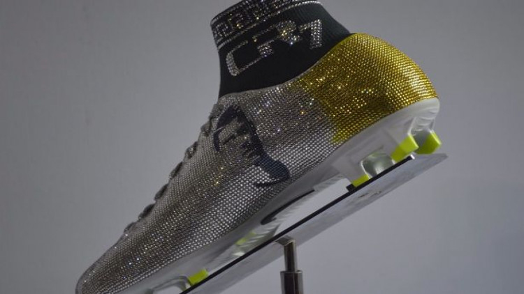 เปิดตัวสตั๊ดใหม่"โรนัลโด"ตกแต่งด้วยเพชรหรู