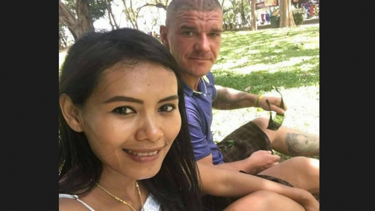 หนุ่มเยอรมันคว้าปาดคอตัวเองหลังตร.พบศพแฟนสาว