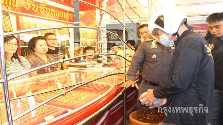 รวบแล้วคนร้ายใช้ก้อนหินทุบตู้ชิงแหวนทอง ร้านเพชรทองโชกุน