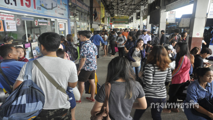 บขส.โคราชแน่น ชาวบ้านเดินทางกลับกรุง