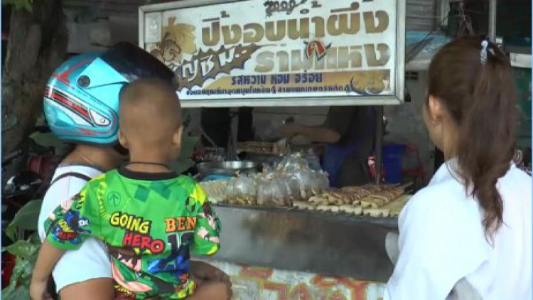 ลูกจ้างผันตัวเป็นพ่อค้าขายกล้วยปิ้ง รายได้กว่าวันละ2พัน