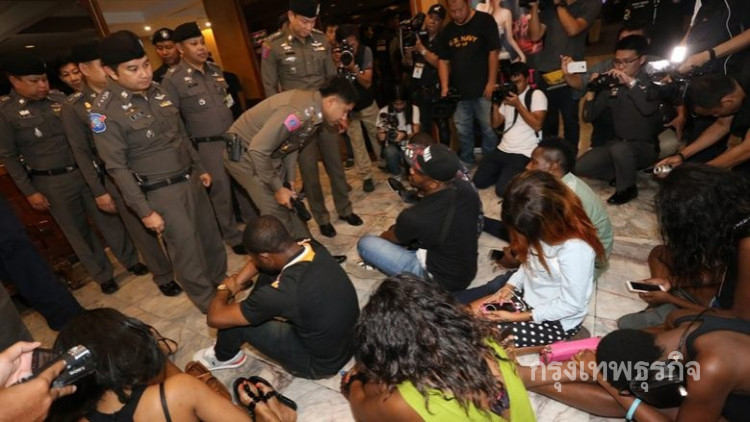 บุกค้นย่านดัง 'นานา' กวดขันต่างชาติทำผิดกฎหมาย