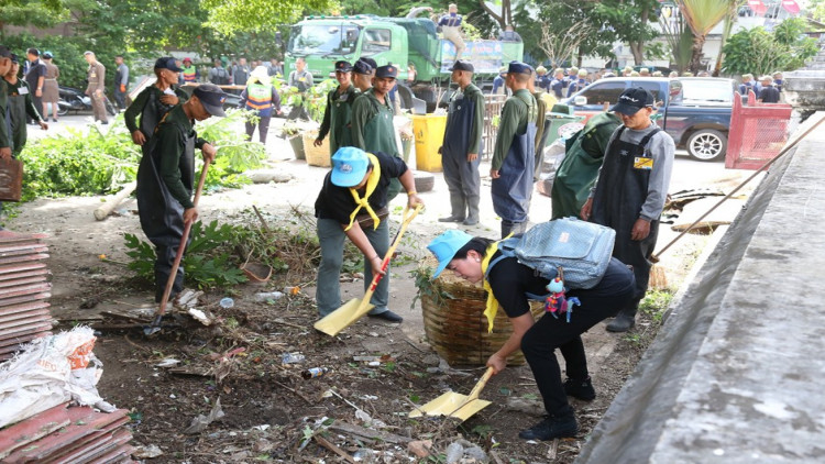 โปรดเกล้าฯให้ทม.หน่วยราชการนำปชช.ร่วมบำเพ็ญประโยชน์