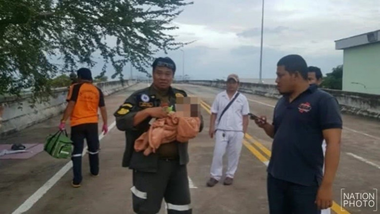 สลด! ทิ้งเด็กวัย9เดือนไว้กลางสะพานร้างย่านกิ่งแก้ว