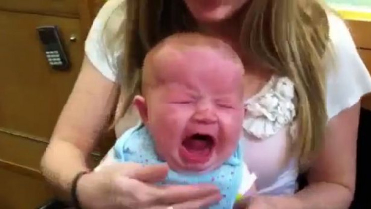 ชาวเน็ตรุมจวกคลิปแม่พาลูก 4 เดือนเจาะหู