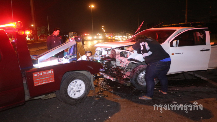 รถกระบะบรรทุกกระเบื้องปูพื้นยางระเบิด พลิกคว่ำคนขับบาดเจ็บ