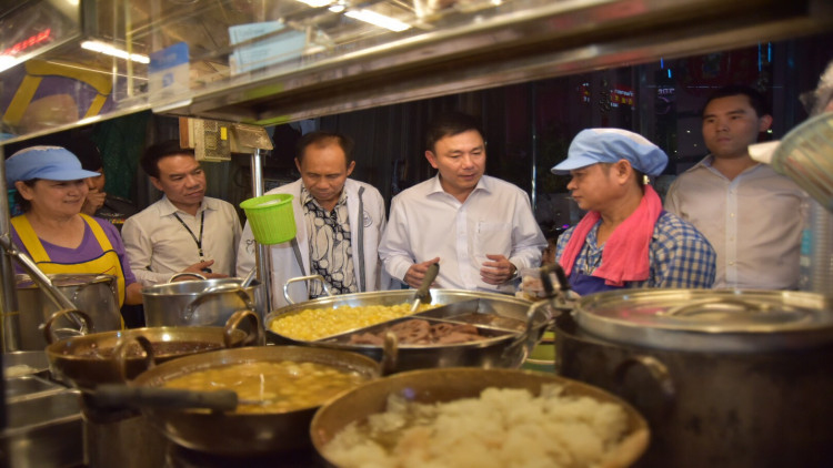 ปลัดฯท่องเที่ยวยัน Street Food ของไทย ครองใจคนทั้งโลก