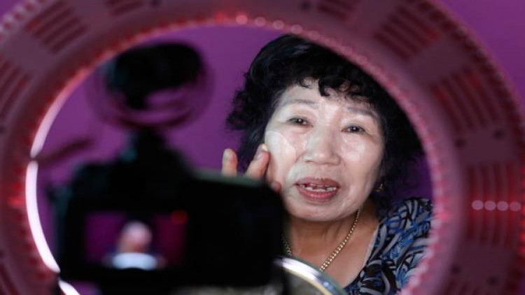 ยายวัย 70 ปี อัพคลิปสอนแต่งหน้า 'ขึ้นแท่นเน็ตไอดอล'