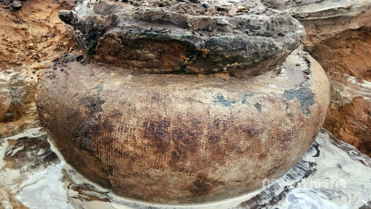 ฮือฮา! พบไหโบราณบรรจุลูกปัดกำไลหยก-สัมฤทธิ์ กลางคันนา