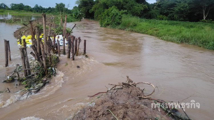 พนังแตก!น้ำทะลักท่วมซ้ำบ้าน-บ่อปลาอ่วม
