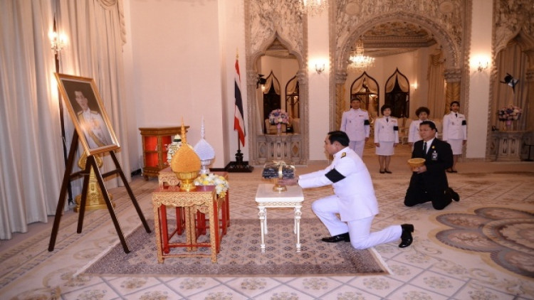 ในหลวงร.10พระราชทานเสื้อให้ 'ครม.บิ๊กตู่'