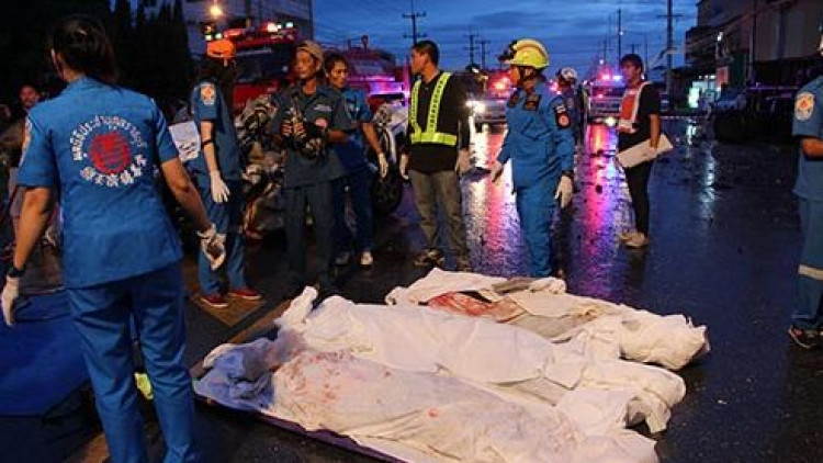 สลด! เก๋งคู่หนุ่มสาวที่เพิ่งแต่งงานพุ่งชนหกล้อ ดับคาที่ 3 