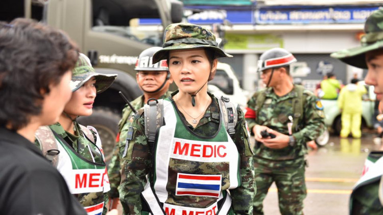 แห่แชร์ภาพ 'นางฟ้า' ช่วยน้ำท่วมสกลฯ