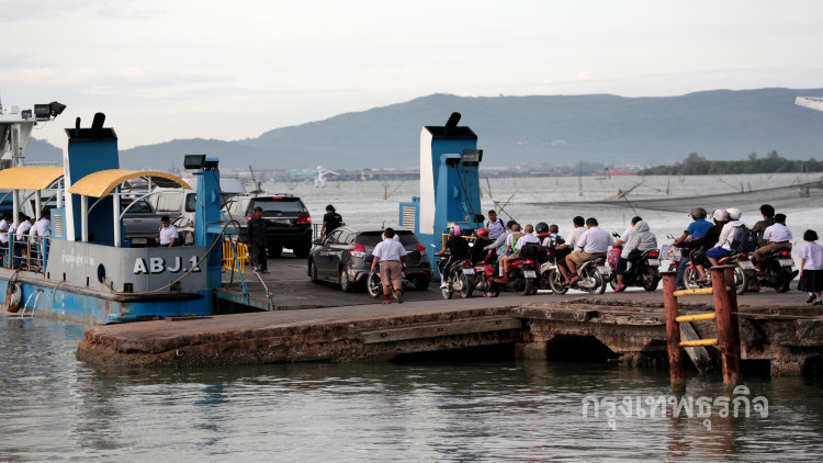 แพขนานยนต์ สงขลา ... "เรือจ้าง" นำเด็กสู่ฝั่งฝัน