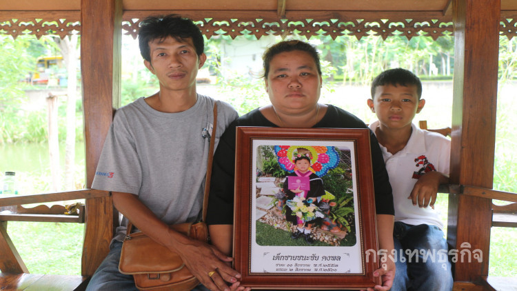 พ่อแม่รับศพ 'น้องกาก้า' จากนิติเวชไปบำเพ็ญกุศล