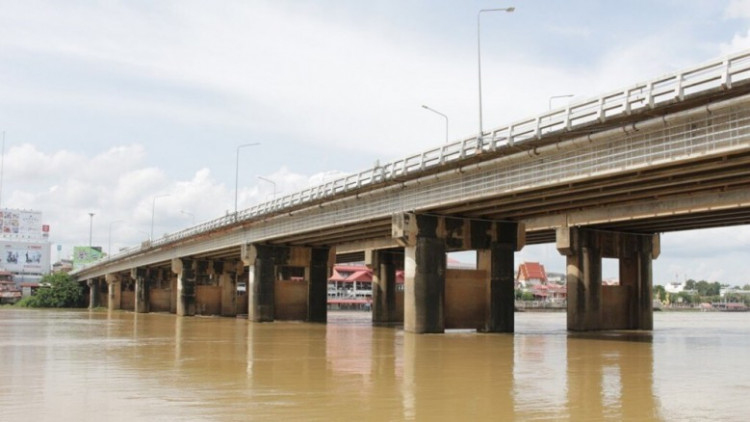เตือนจุดเสี่ยงระดับน้ำที่สะพานเสรีประชาธิปไตย