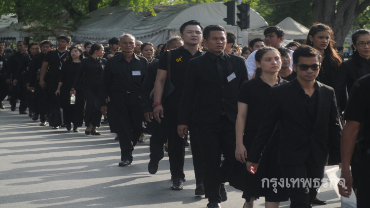 ปชช.เข้าสักการะพระบรมศพ ร.9 เพิ่มเท่าตัว