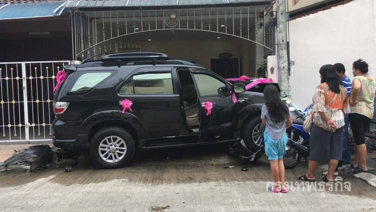 รถเจ้าบ่าวพุ่งชนรถขบวนขันหมากของตัวเอง!!