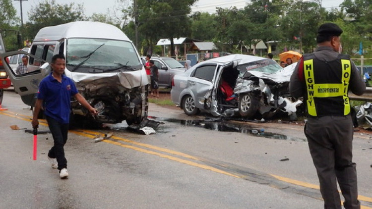 รถตู้ สสจ.ชนประสานงารถเก๋งครูสกลนครดับ 2