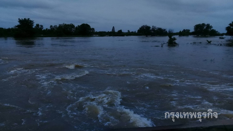 เฝ้าระวัง!! เขื่อนน้ำอูนยังล้นสปิลเวย์