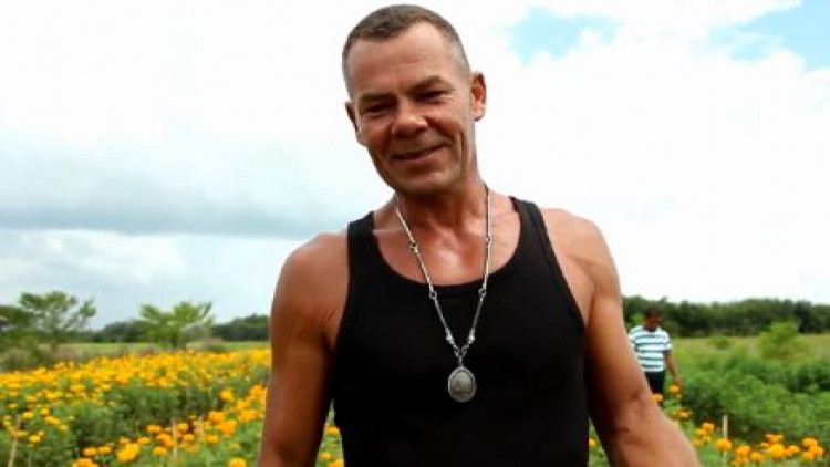 เขยฝรั่งหัวใจไทย ยึดอาชีพเกษตรกรทำนาปลูกดอกดาวเรืองขาย