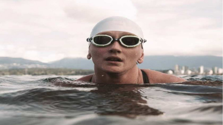 เงือกสาวเล็งทุบสถิติ 'ว่ายข้ามช่องแคบอังกฤษ 4 รอบติด'