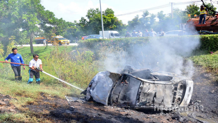 อดีตช่างไฟฟ้าซิ่งเก๋งพลิกคว่ำ ไฟลุกคลอกเมียดับสยองตัวเจ็บ