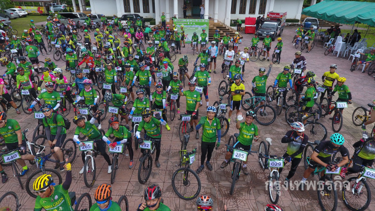 คู่แม่ลูกเชียงรายร่วม'ปั่นม่วน จวนแม่แอ่วไร่เชิญตะวัน'