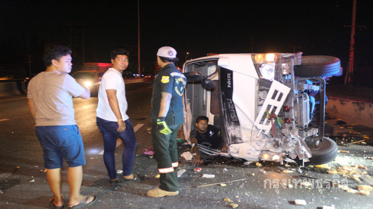 รถกระบะบรรทุกอาหารสัตว์พลิกคว่ำ คนขับเจ็บติดภายในรถ