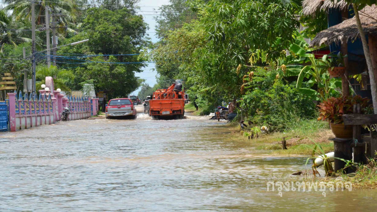 หมอลุยน้ำท่วมเยียวยาผู้ประสบอุทกภัย-พบป่วยเพียบ