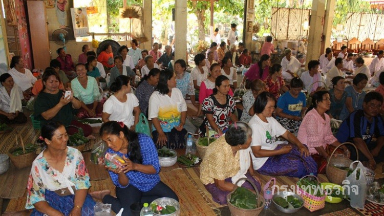 บุญเดือนเก้า 'บุญข้าวประดับดิน' ระลึกถึงบรรพบุรุษ