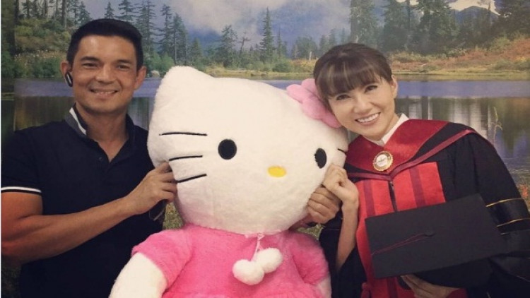 'เสธ.ต๊อด' หอบตุ๊กตาฉลองรับปริญญา 'แก้ว-อภิรดี'