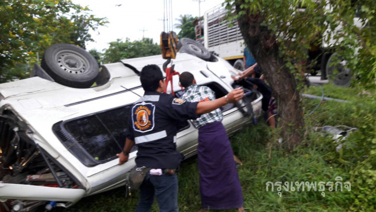 รถตู้กองถ่ายละครวิหคหลงลมชนเสาไฟเละ คนขับสาหัส