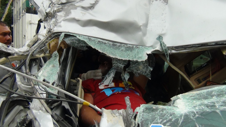 รถบรรทุกสิบล้อเลี้ยวกะทันหัน รถตู้รับส่งพนักงานพุ่งชนท้าย