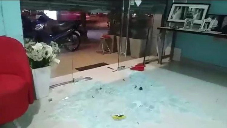 นร.ช่างฝั่งธนฯ ปะทะเดือด ปิดถนนวิ่งไล่ฟัน-โยนบึ้มแขนขาด 