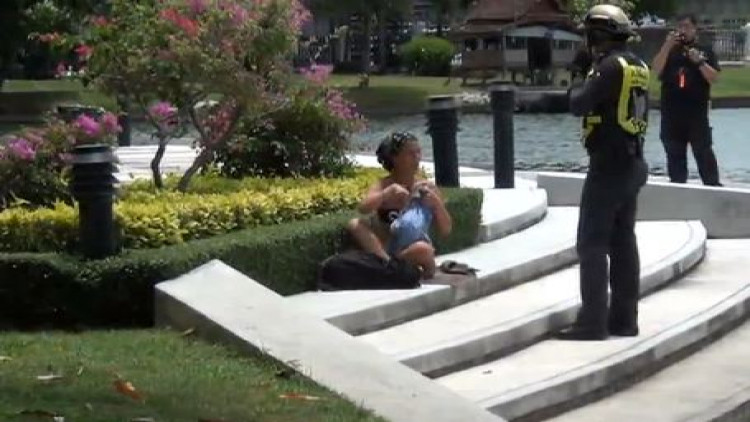 คนแปดริ้วตกใจ เห็นแหม่มสาวนุ่งน้อย นอนผึ่งแดด แจ้งจนท.วุ่น