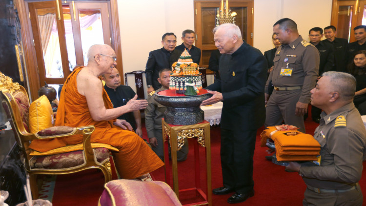 'ป๋าเปรม' ทำบุญวันเกิด 97 ปี เข้าเฝ้าฯสมเด็จพระสังฆราช