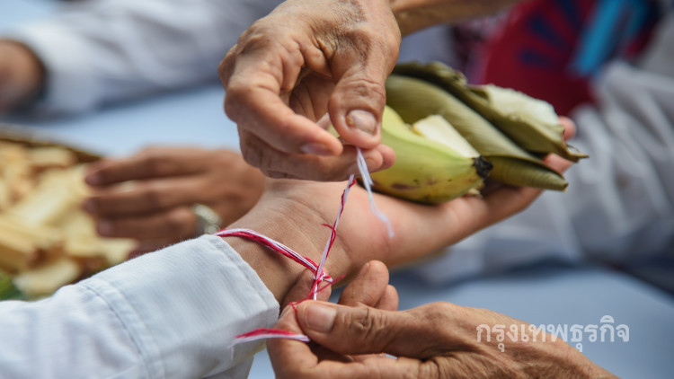 พิธีผูกข้อมือเรียกขวัญเดือนเก้าชาวกะเหรี่ยง