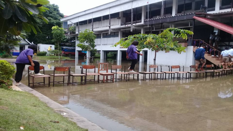 ชื่นชม! นักเรียนเอาเก้าอี้มาต่อไปเรียนหนังสือ