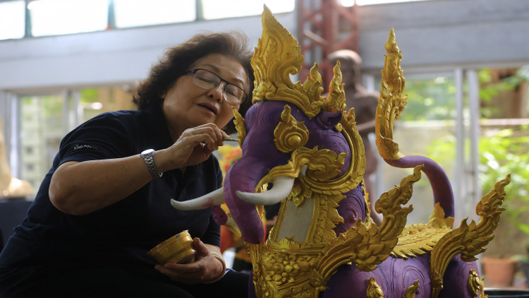 อาสาวัย 72 งานเขียนสี  ประติมากรรมรอบพระเมรุ