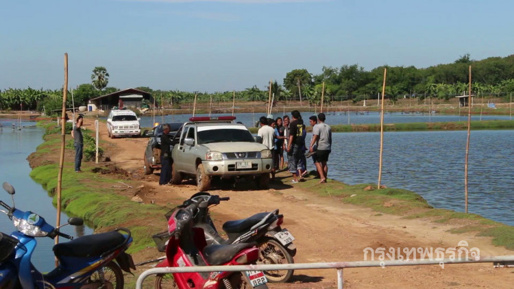 สาวใหญ่ขับเก๋งเสียหลัก พุ่งตกบ่อกุ้งดับ