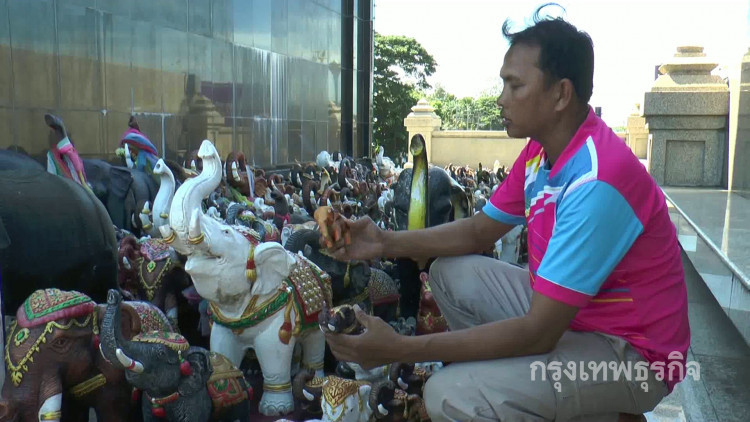 แห่นำรูปปั้นช้างถวายสักการะขอพรอนุสาวรีย์ ร.1 กว่า3หมื่นตัว
